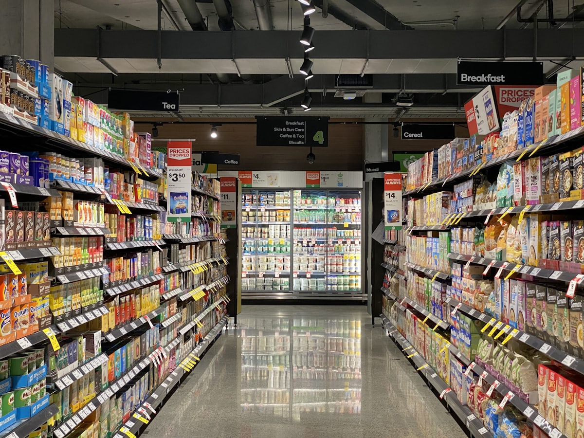 零售门店货架，象征全渠道零售的复杂运营场景