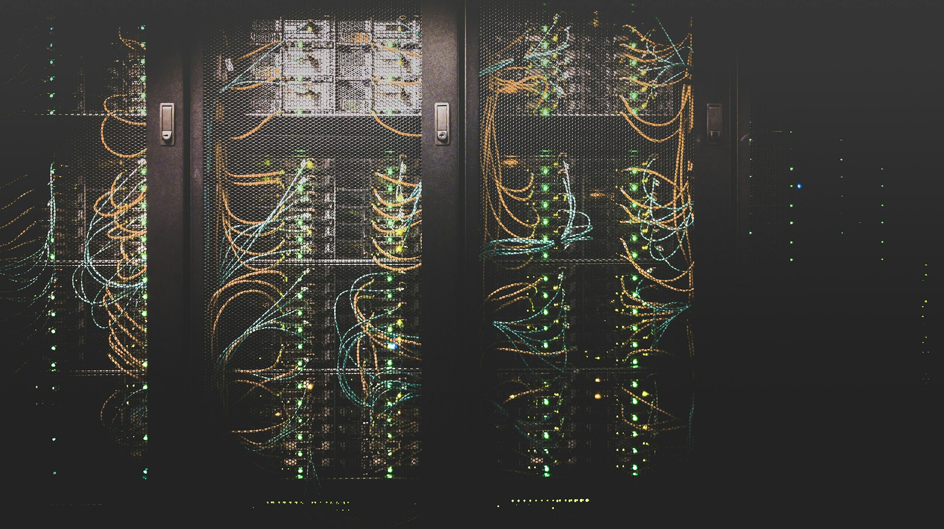 数据中心机房光纤，象征致康芸为企业搭建的云端基础设施